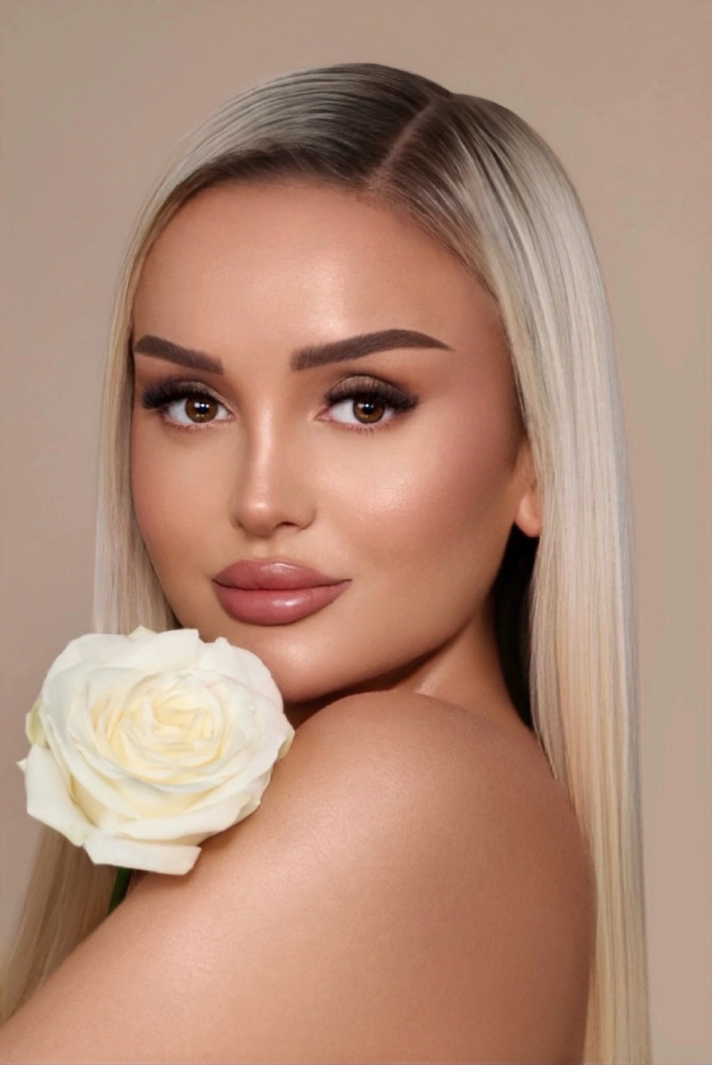 Kosmetikerin Emily Böttcher im Kosmetikstudio Jewna Beauty in Essen bei einer Behandlung